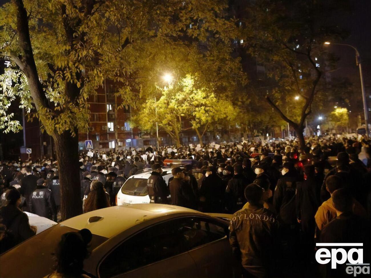 У вихідні в низці китайських міст відбулися протести проти обмежувальних заходів через сплеск COVID-19