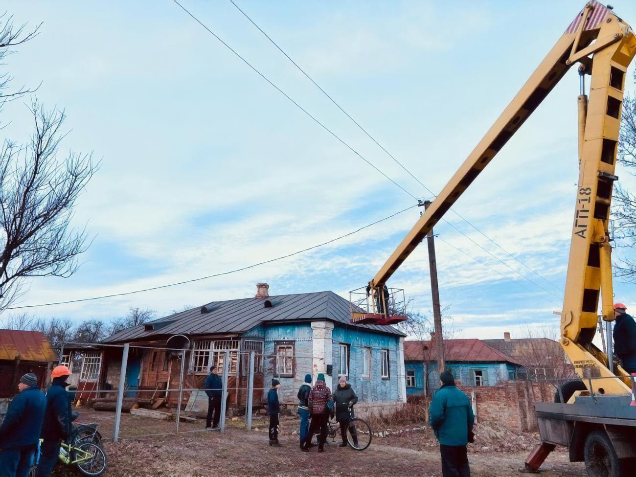 Из-за вражеских обстрелов приграничья повреждены электролинии в четырех общинах Сумской области, отметил Живицкий