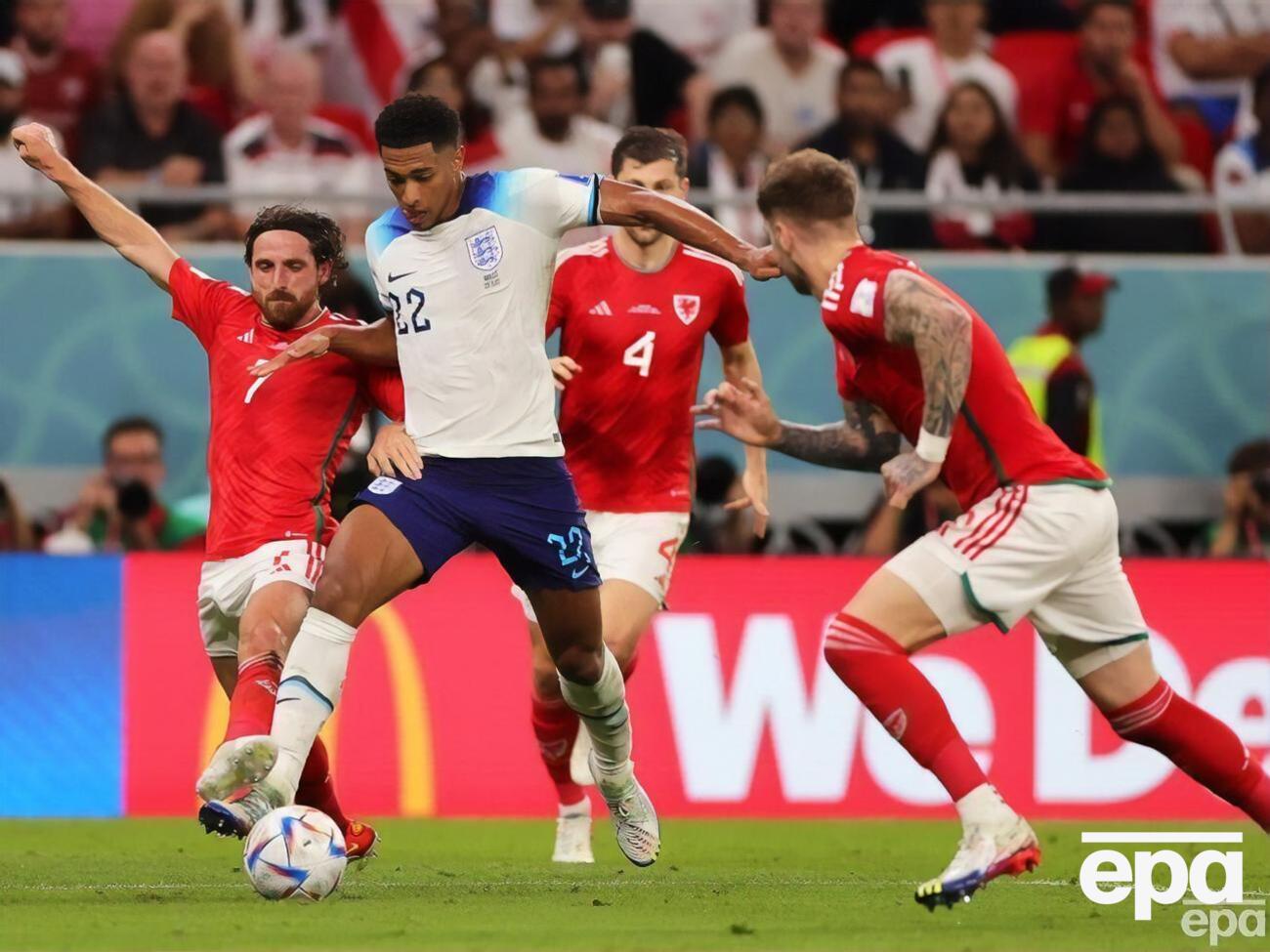 Группу B выиграли англичане, они в белых футболках