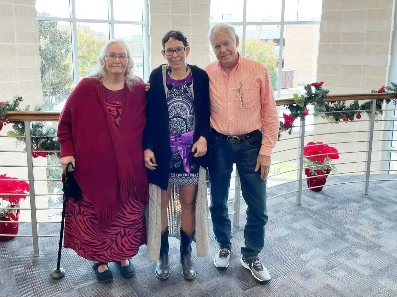 Мелисса Хайсмит (в центре) планирует еще раз сыграть свою свадьбу, чтобы ее биологический отец мог повести дочь к алтарю