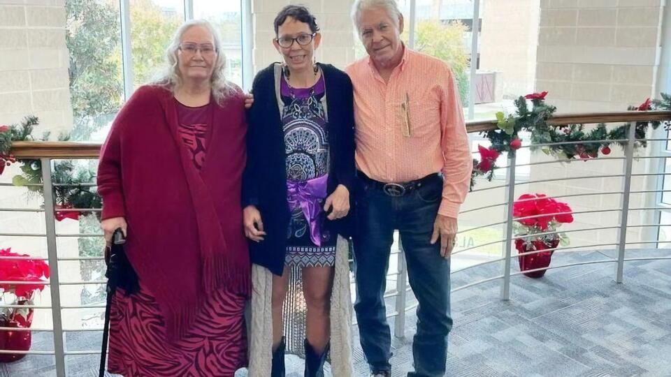 Мелисса Хайсмит (в центре) планирует еще раз сыграть свою свадьбу, чтобы ее биологический отец мог повести дочь к алтарю