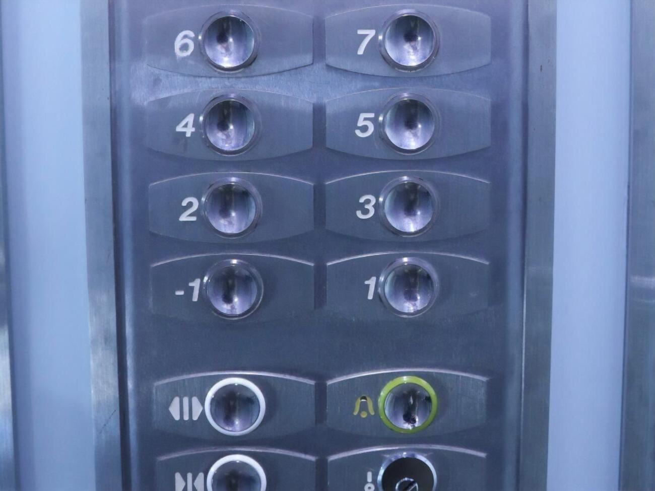 Женщина застряла между пятым и шестым этажами, отметили в ГСЧС