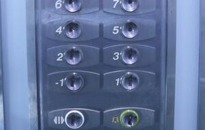 Женщина застряла между пятым и шестым этажами, отметили в ГСЧС