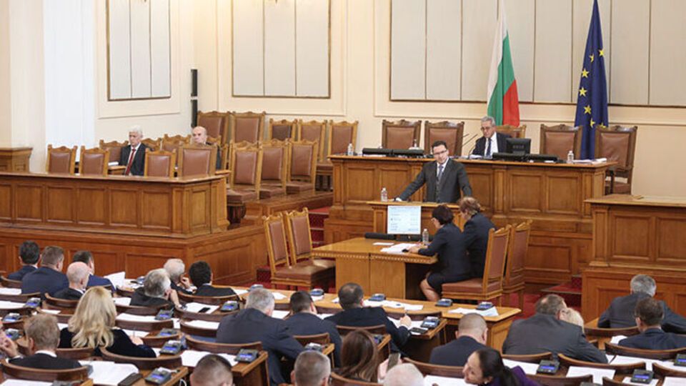 Болгарский парламент проголосовал за поставки тяжелого вооружения Украине