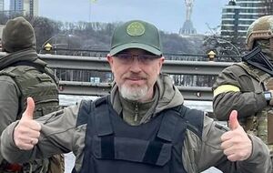 Резников сообщил, что украинцы любят птиц, но не любят летающих над Украиной оккупантов