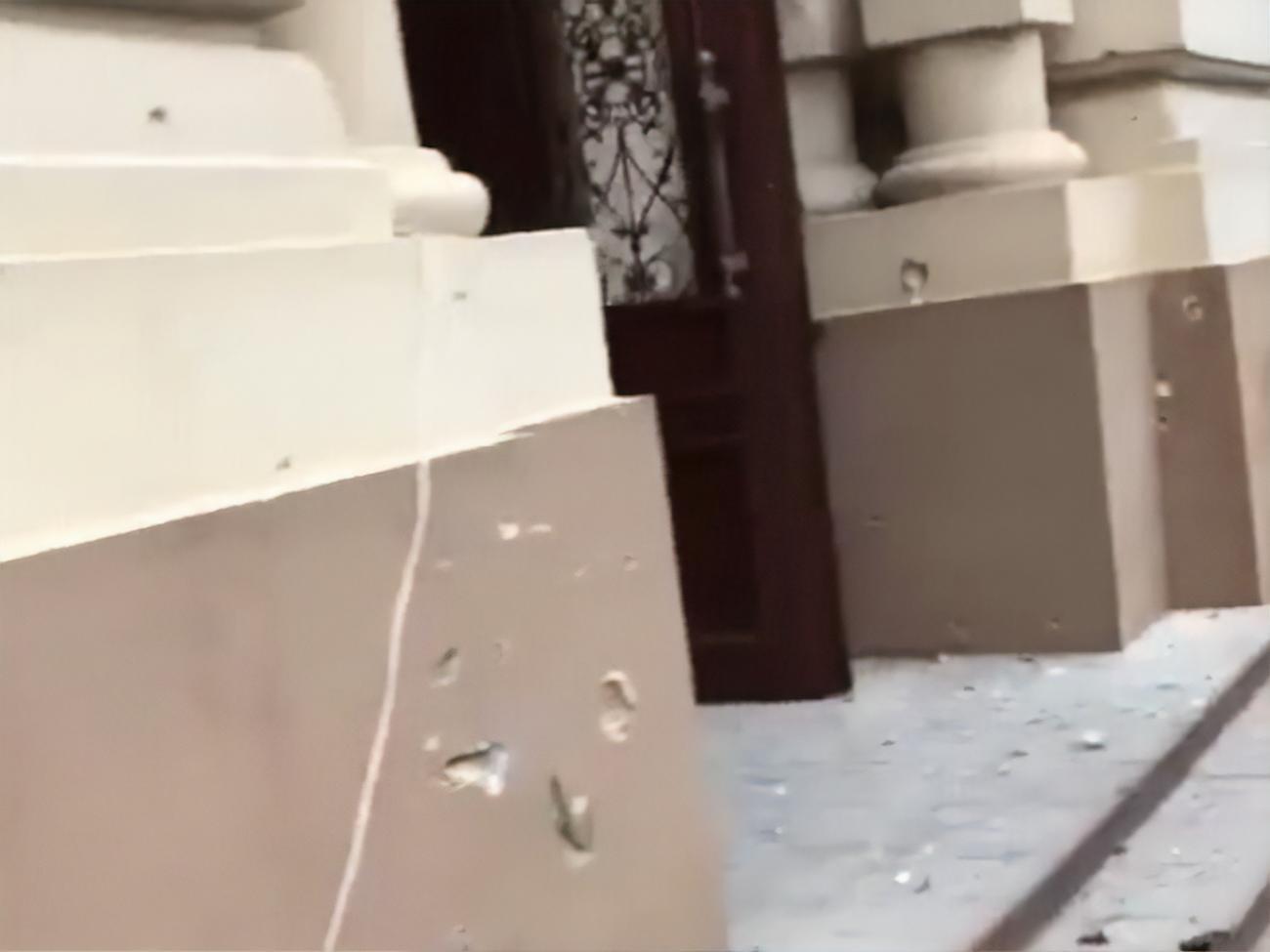 Здание музея иссечено осколками