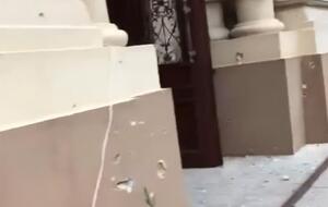 Здание музея иссечено осколками