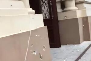 Будівля музею посічена осколками