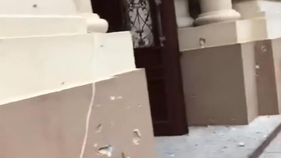 Будівля музею посічена осколками