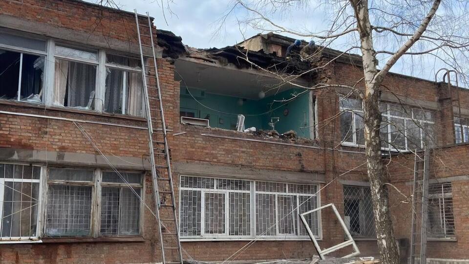 Российские снаряды прилетели в здания больницы и прокуратуры