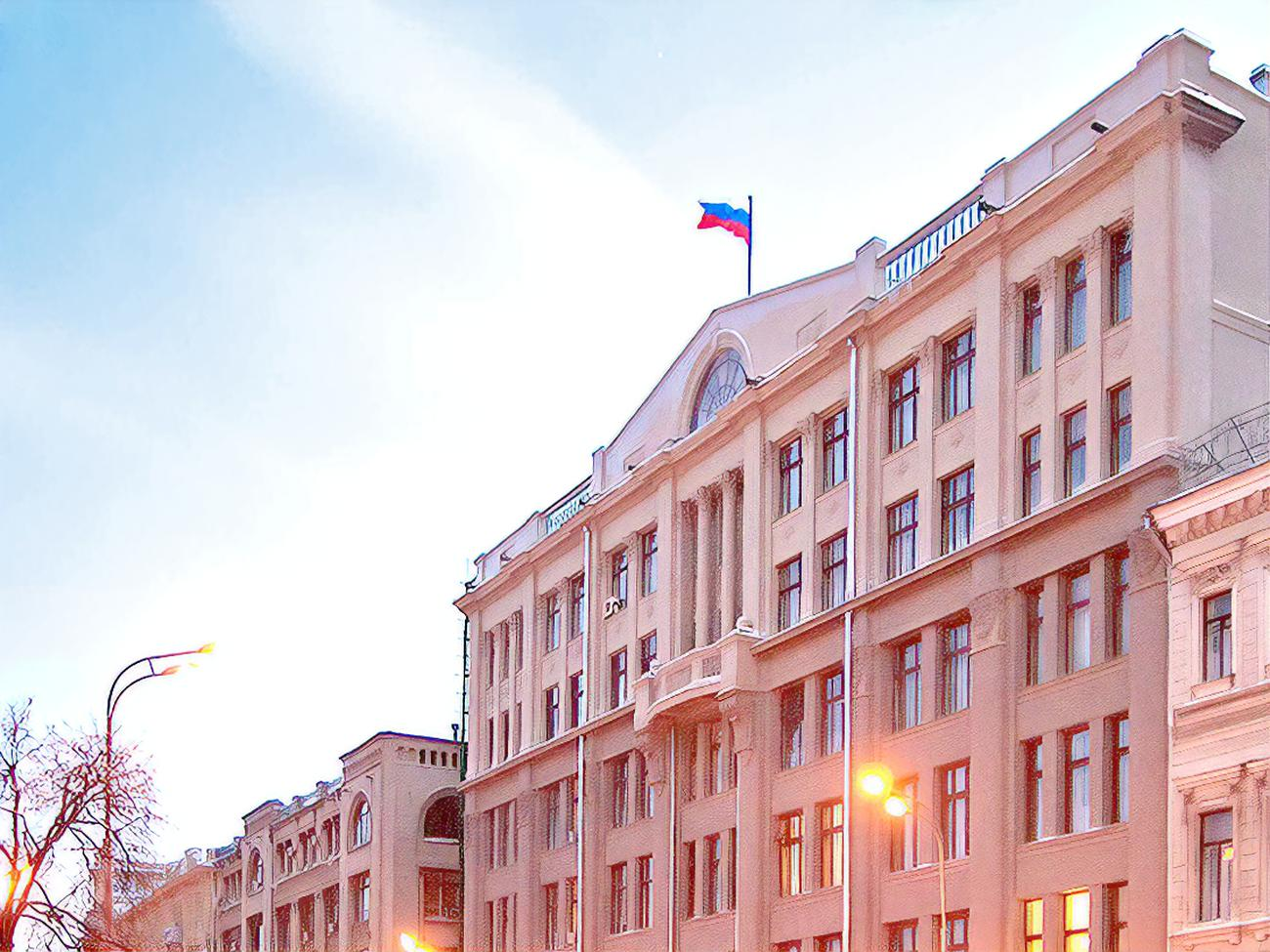 Администрация президента России запретила сотрудникам-мужчинам ездить за границу, пишут СМИ