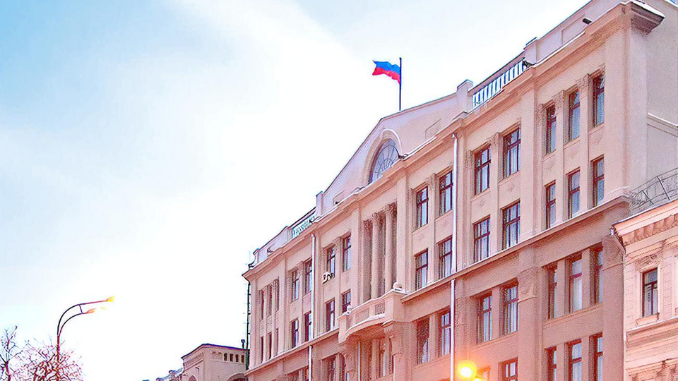 Администрация президента России запретила сотрудникам-мужчинам ездить за границу, пишут СМИ