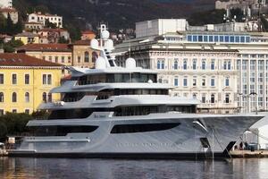 По данным Bihus.info на июнь 2020 года, ориентировочная стоимость яхты – $200 млн