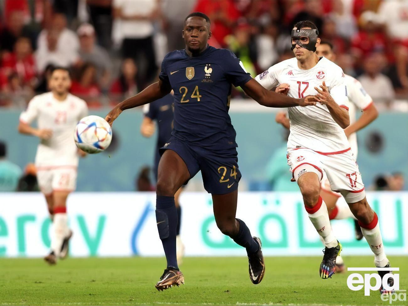 Группу D выиграли чемпионы мира (в синих&nbsp;футболках)