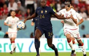 Группу D выиграли чемпионы мира (в синих футболках)