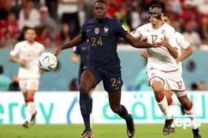 Групу D виграли чемпіони світу (у синіх футболках)