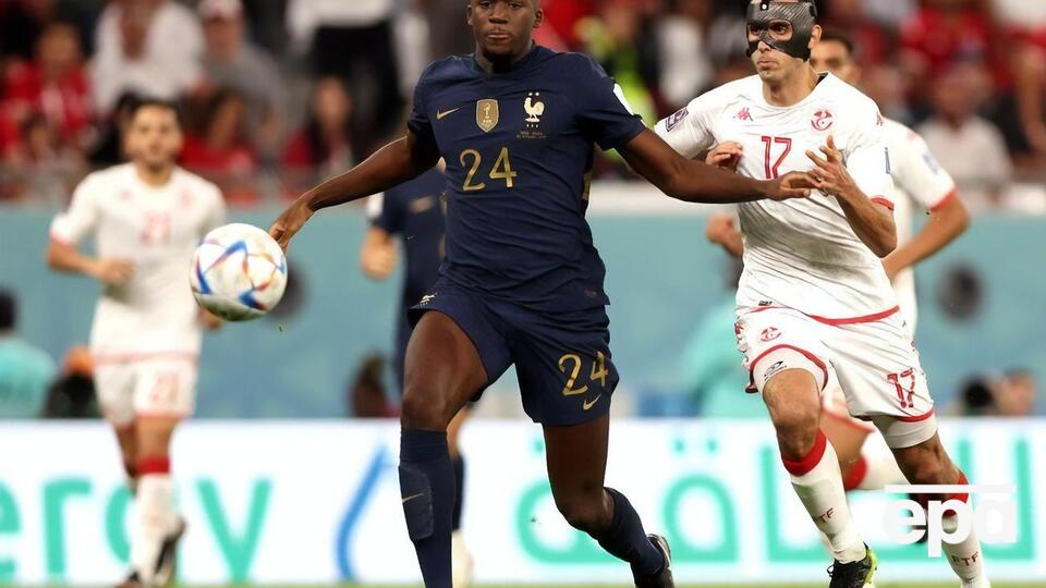 Группу D выиграли чемпионы мира (в синих футболках)