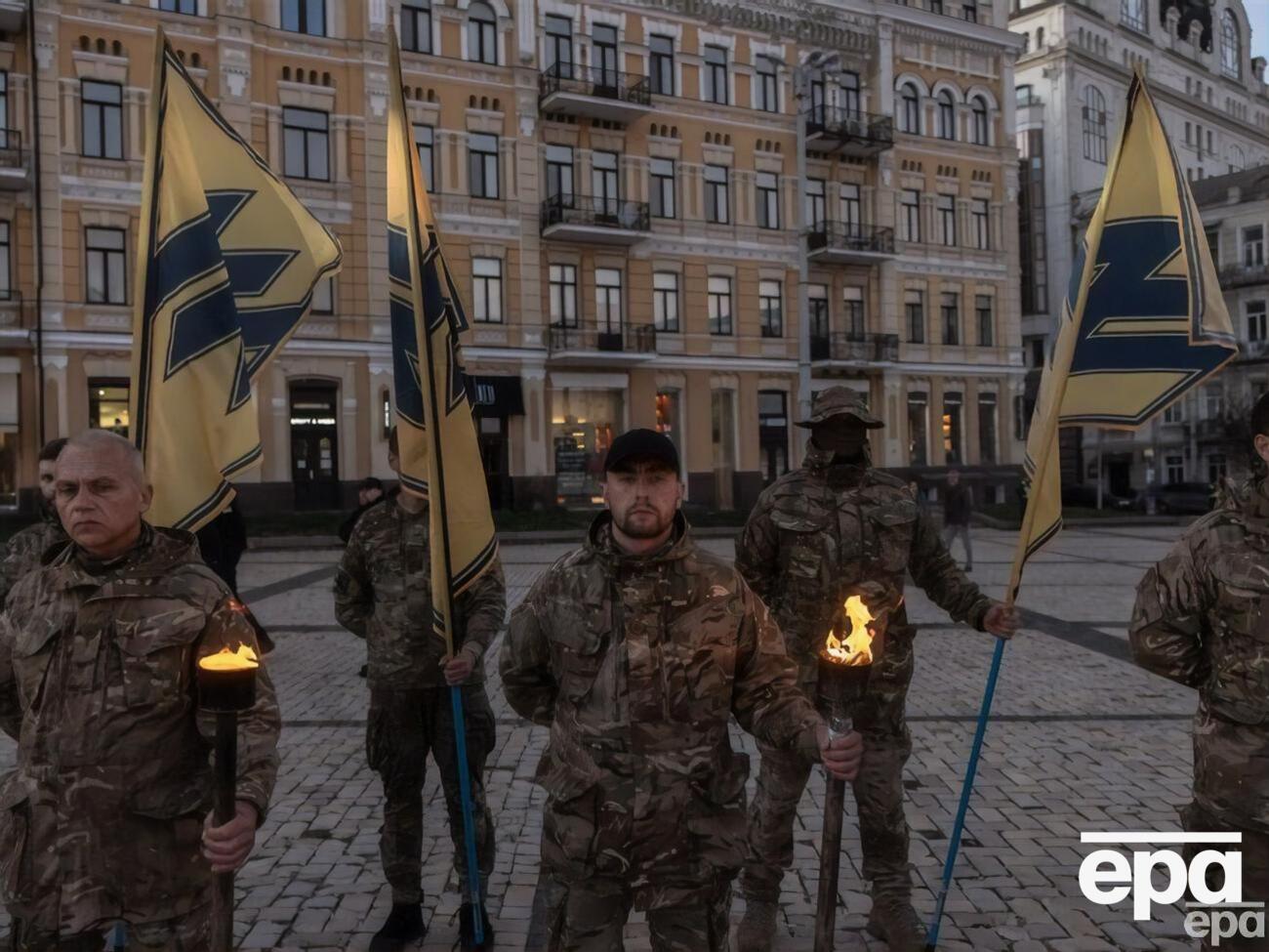Символ "Азову" – поєднання літер I та N у староукраїнському написанні, що означають слова "ідея нації", пояснюють у полку