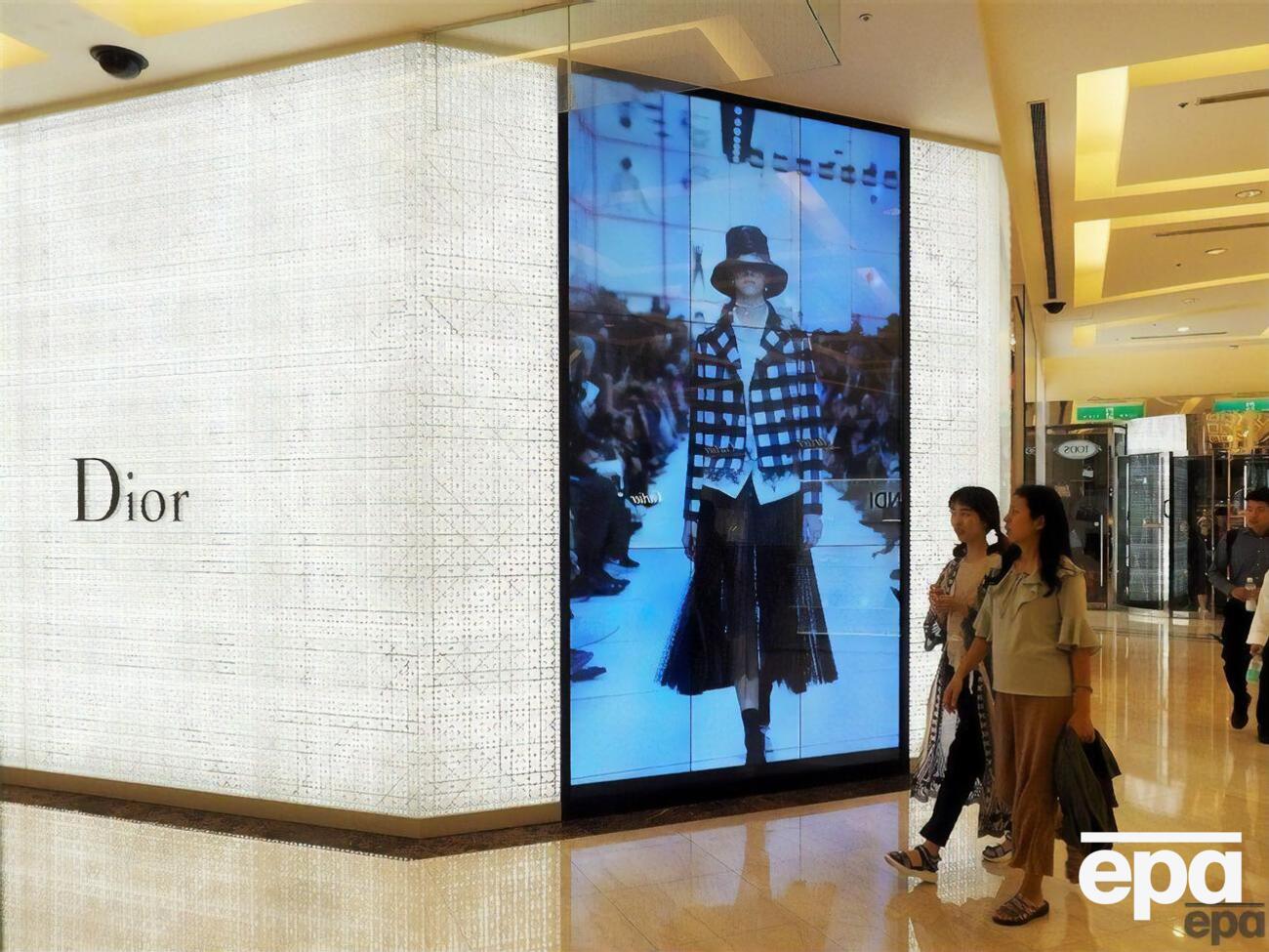 З 1984 року Dior належить французькому бізнесменові Бернару Арно, чий син Антуан Арно є чоловіком Водянової