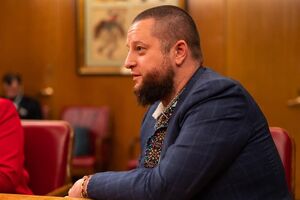 Под звуки бомбежек и бесконечно лживых речей обесточенная и разорванная Украина спасла 100 млн людей от голода. Давайте это запомним и будем повторять иногда