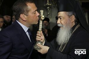 Медведєв (ліворуч) розповів про липкий сон і тужливий морок, який струсила із себе Росія