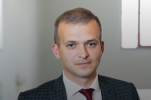 Лозинський із травня 2020 року обіймав посаду першого заступника глави Мінрегіону