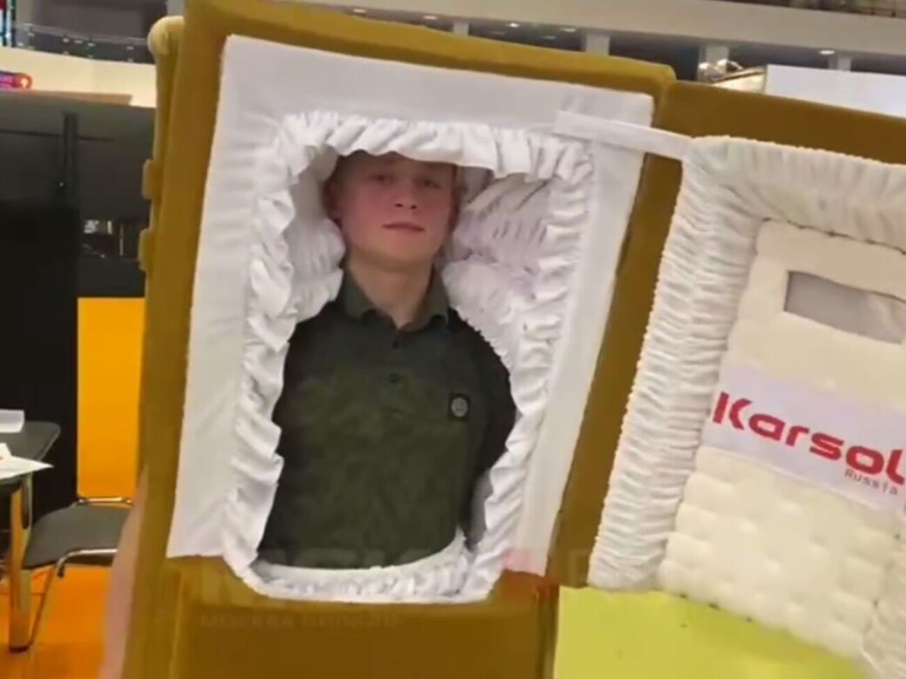 Учасників виставки розважав чоловік, одягнений у труну