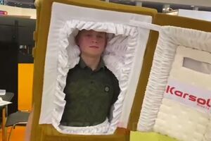 Учасників виставки розважав чоловік, одягнений у труну