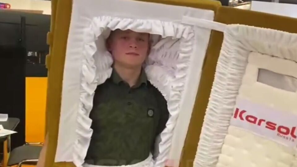 Учасників виставки розважав чоловік, одягнений у труну