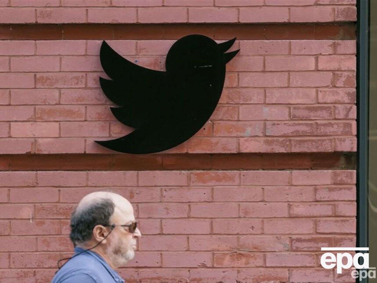 Маск планирует сократить штат Twitter вполовину, пишет Bloomberg