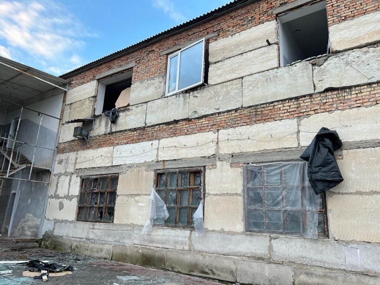 Повреждены здания трех предприятий и автомобили