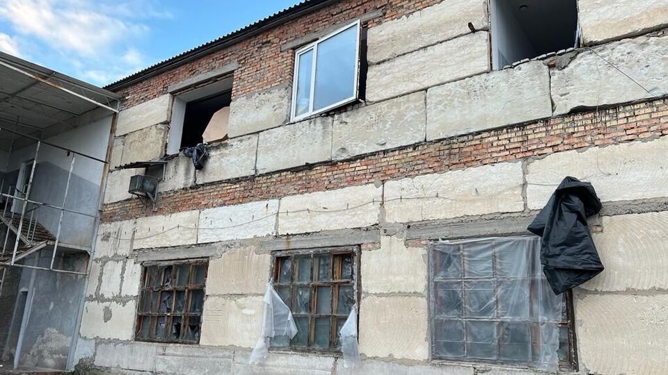 Повреждены здания трех предприятий и автомобили
