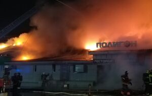 В горящем здании обрушилась крыша