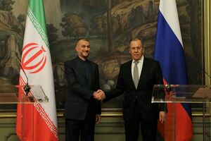 Амир Абдоллахиян (слева, на фото он с министром иностранных дел России Сергеем Лавровым) заявил, что Иран по-прежнему является сторонником прекращения войны в Украине