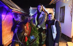 Согласно обряду, колядники заходят в дома вместе с конем