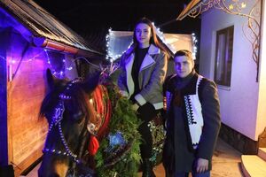 Згідно з обрядом, колядники заходять до будинків разом із конем
