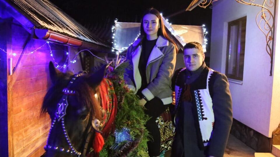 Згідно з обрядом, колядники заходять до будинків разом із конем