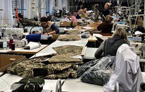 Отправка в Украину первой партии зимней одежды, которая делается по стандартам НАТО, планируется "в ближайшее время", отметил посол в Латвии