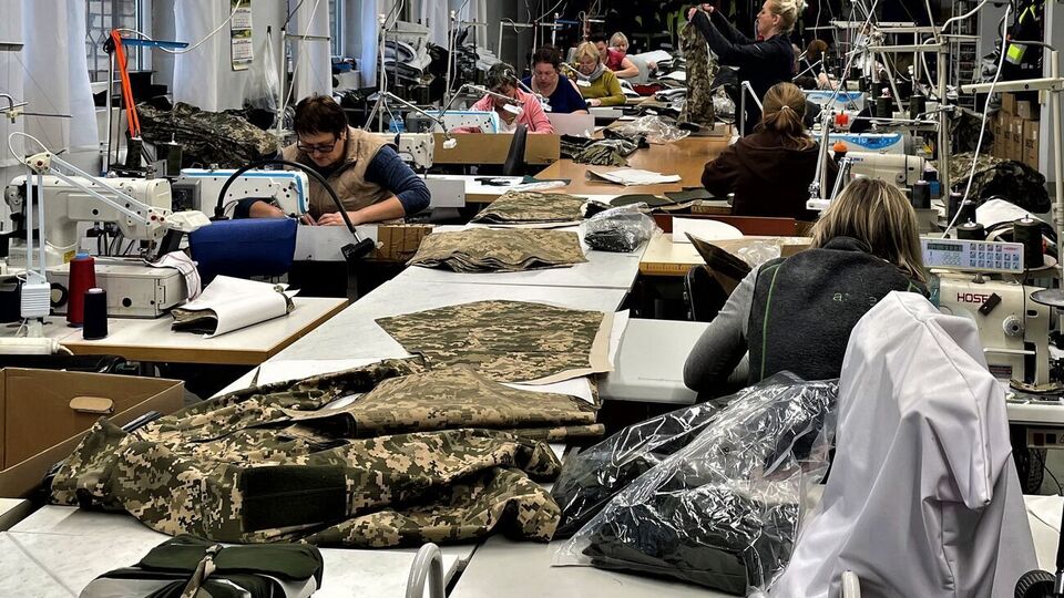 Отправка в Украину первой партии зимней одежды, которая делается по стандартам НАТО, планируется "в ближайшее время", отметил посол в Латвии