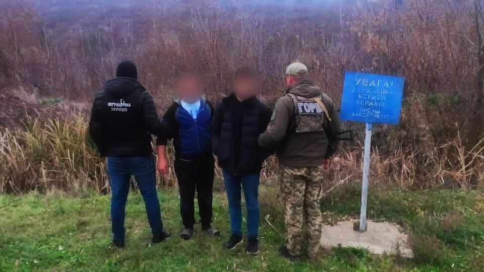 Воєнний стан передбачає заборону на виїзд за кордон чоловіків віком 18–60 років, окрім особливих умов