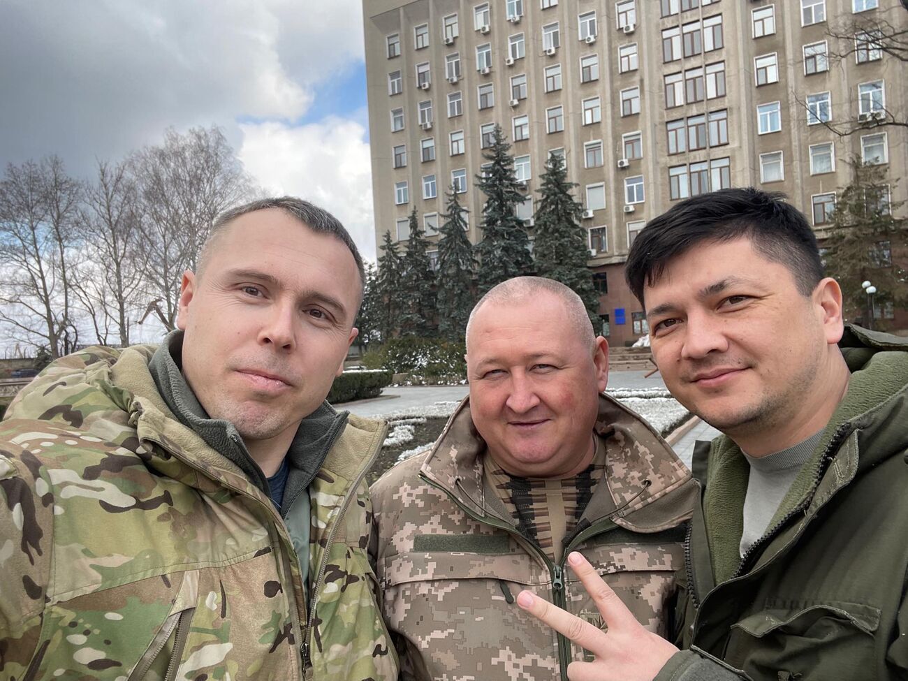 Ким (справа) вместе с генералом Марченко (по центру) на своем уровне организовали ПВО, отметил Костенко (слева)