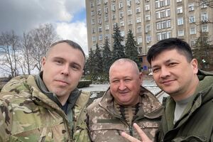 Ким (справа) вместе с генералом Марченко (по центру) на своем уровне организовали ПВО, отметил Костенко (слева)