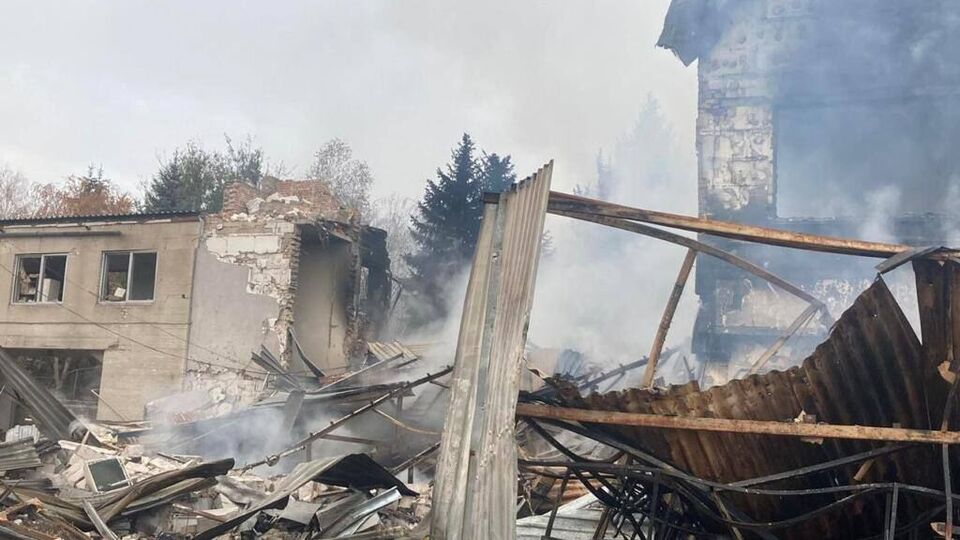 Росіяни зруйнували об'єкт цивільної інфраструктури, пошкоджено будинки поряд