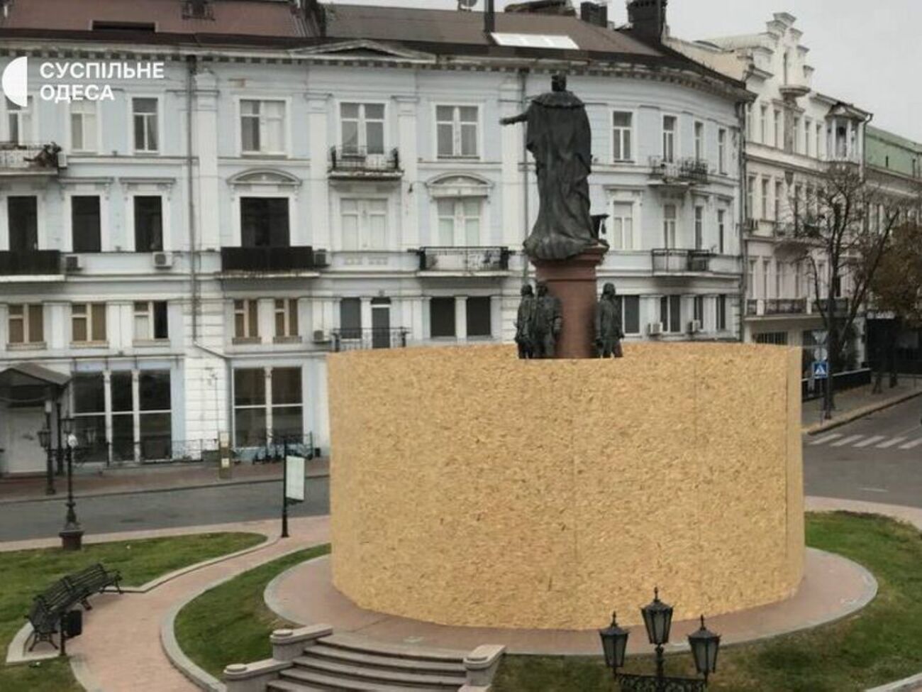 Пам'ятник неодноразово заливали фарбою і розписували різними гаслами