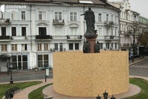 Пам'ятник неодноразово заливали фарбою і розписували різними гаслами