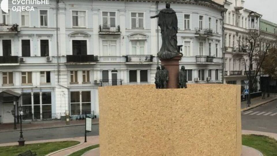 Памятник неоднократно заливали краской и расписывали разными лозунгами