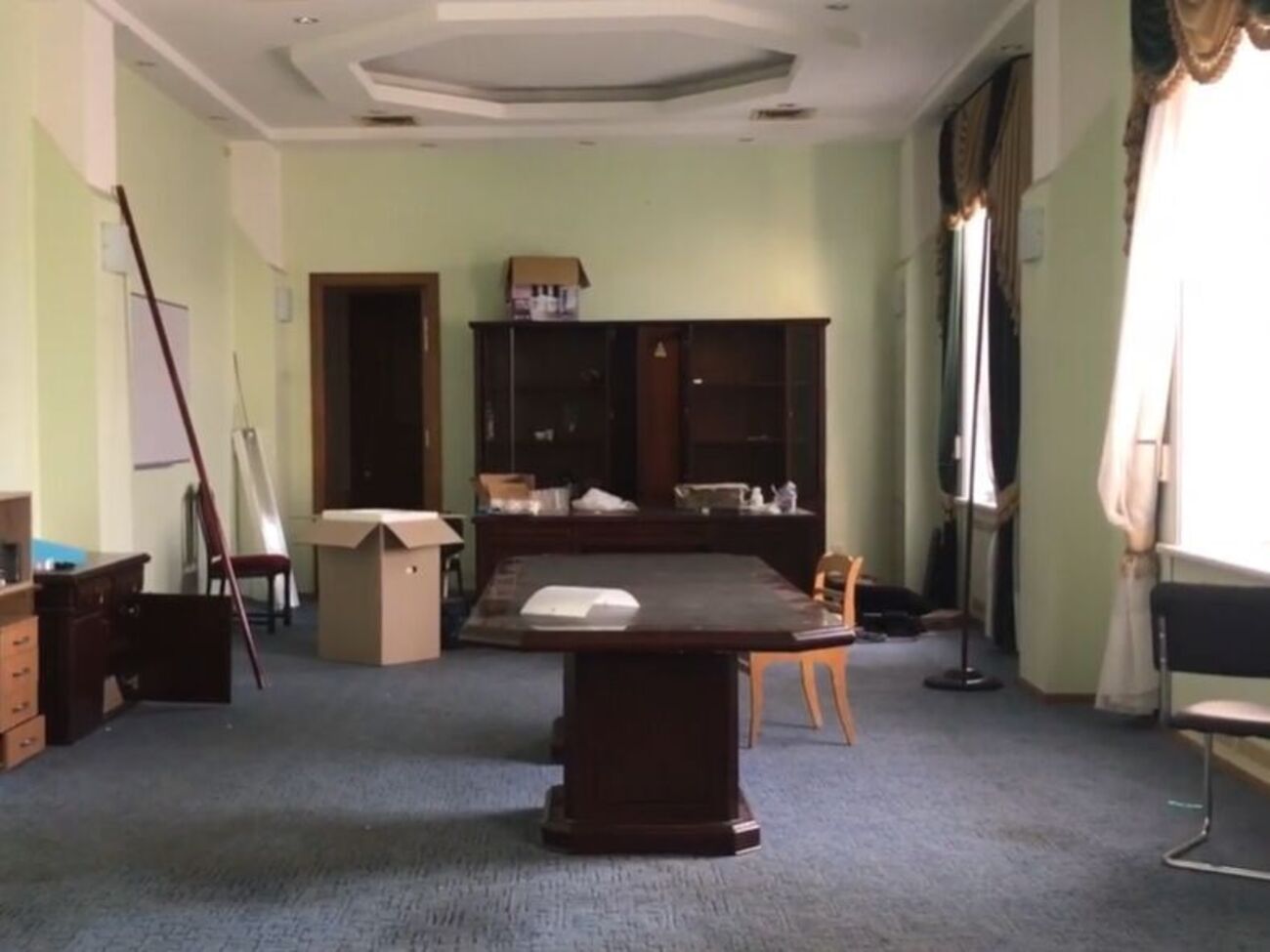 Из кабинетов херсонских чиновников украдено все ценное имущество, отмечают журналисты