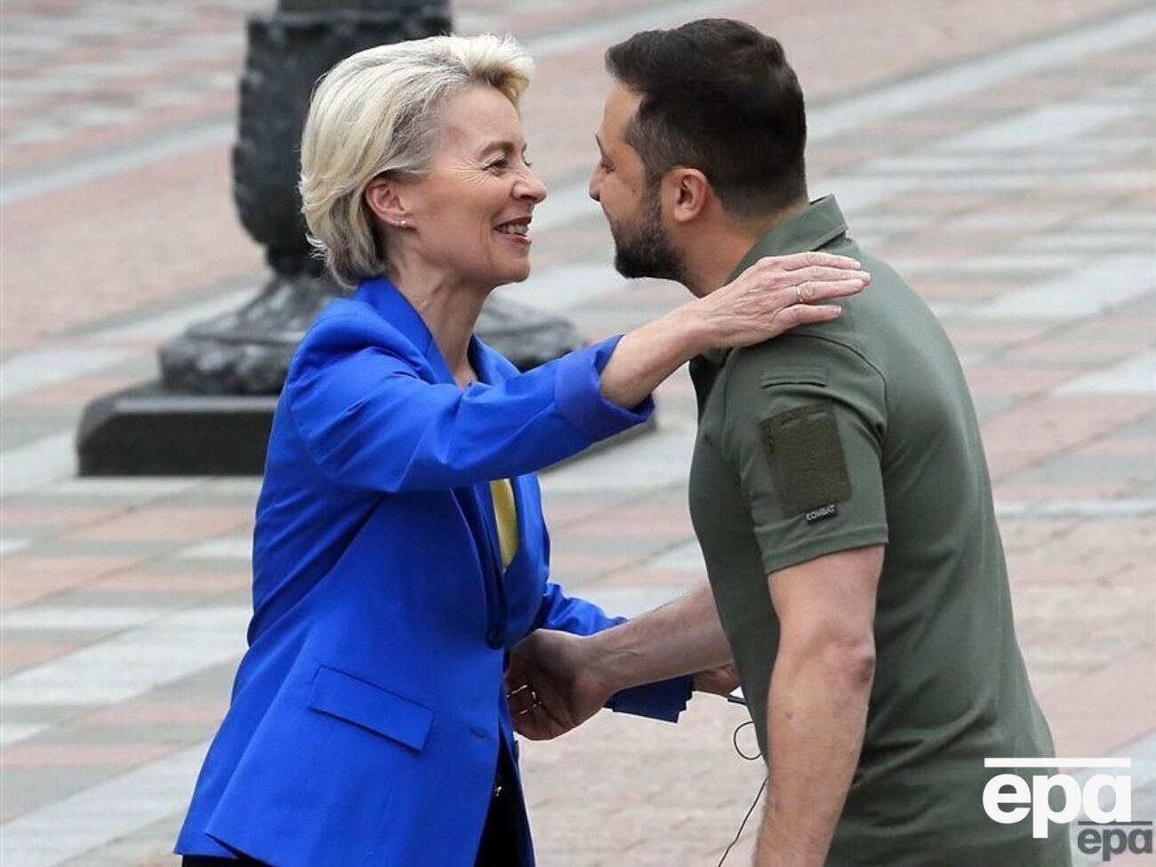 Фон дер Ляйен отметила, что "хорошо оставаться на связи с Зеленским"