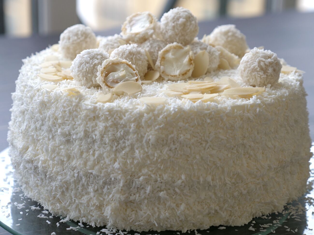 Готовый торт посыпаем кокосовой стружкой и отправляем в холодильник