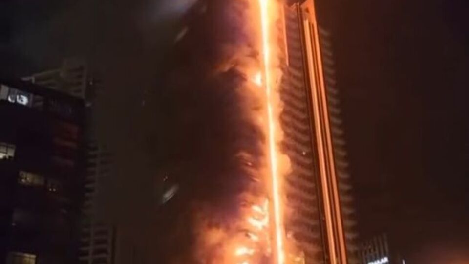 В Дубаи загорелось многоэтажное здание